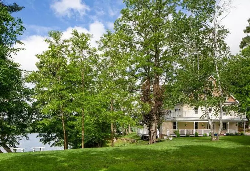 ユースホステル Lakehouse Inn