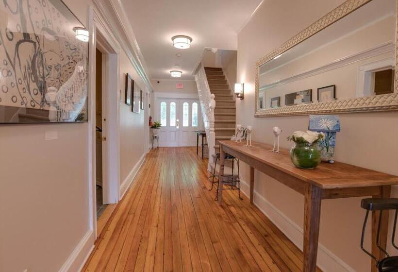 فندق صغير Lakehouse Inn