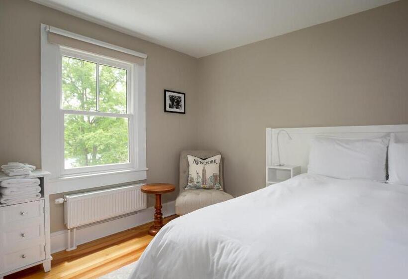 فندق صغير Lakehouse Inn