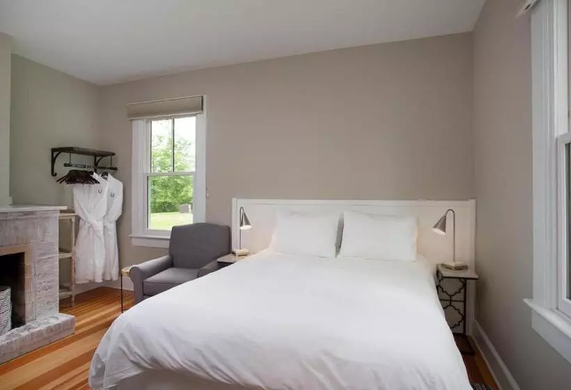 ユースホステル Lakehouse Inn