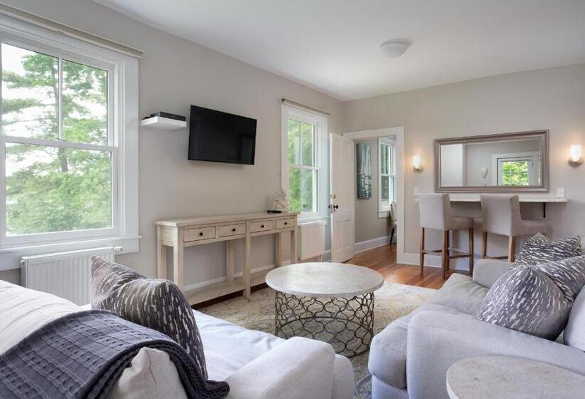 فندق صغير Lakehouse Inn