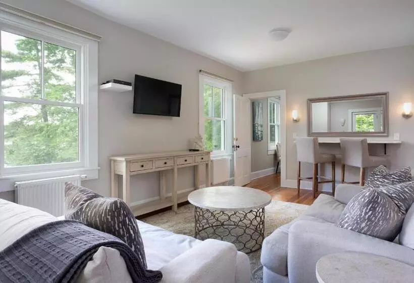 ユースホステル Lakehouse Inn