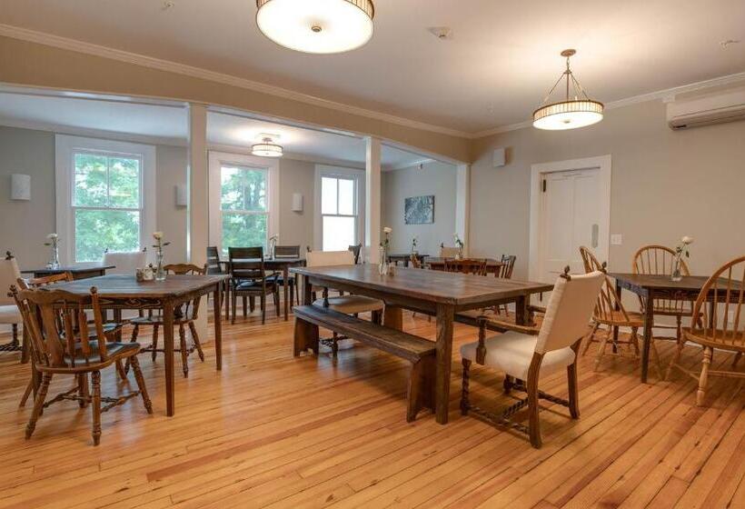 فندق صغير Lakehouse Inn