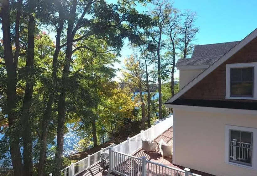 ユースホステル Lakehouse Inn