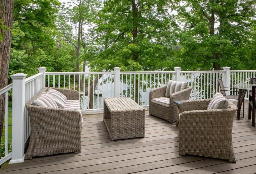 فندق صغير Lakehouse Inn