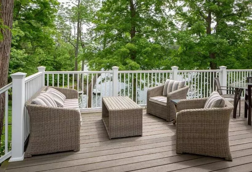 ユースホステル Lakehouse Inn