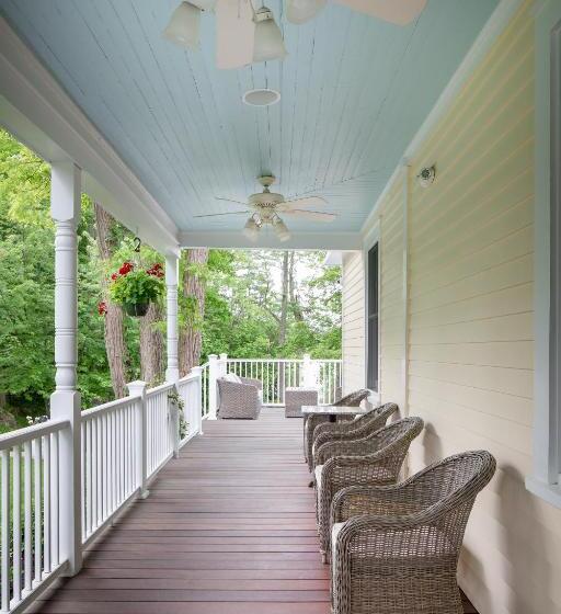 فندق صغير Lakehouse Inn