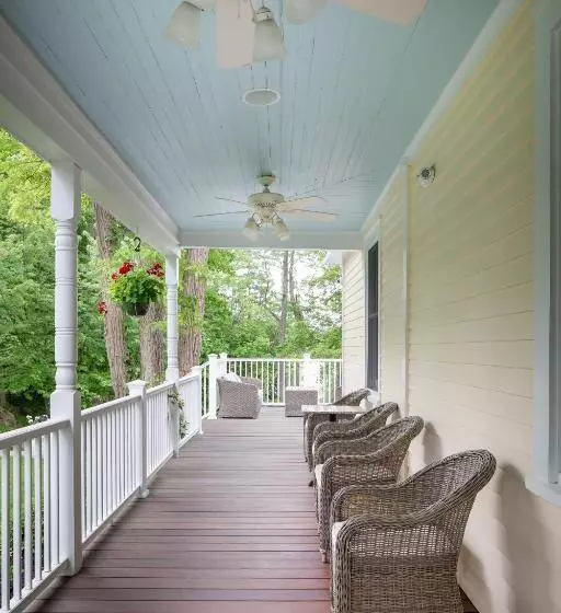 ユースホステル Lakehouse Inn