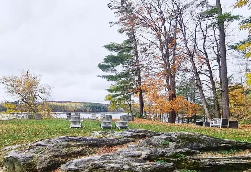 ユースホステル Lakehouse Inn