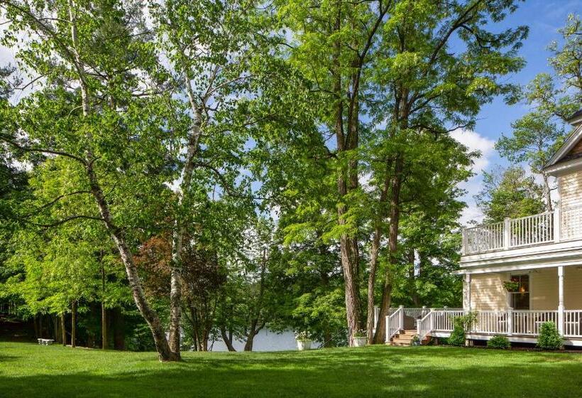 فندق صغير Lakehouse Inn