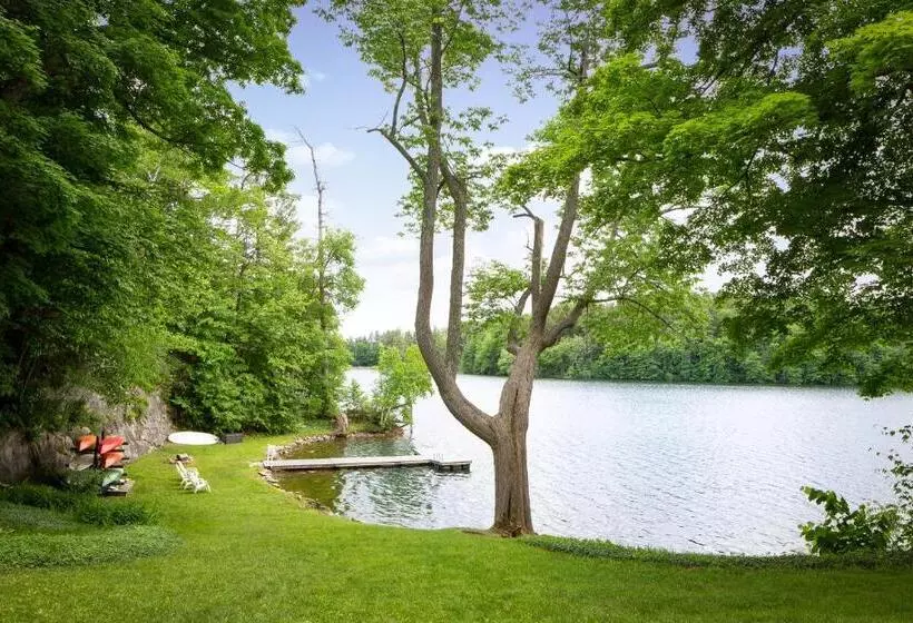 ユースホステル Lakehouse Inn