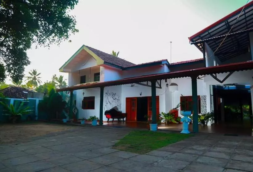 هاستل Anila Beach Inn