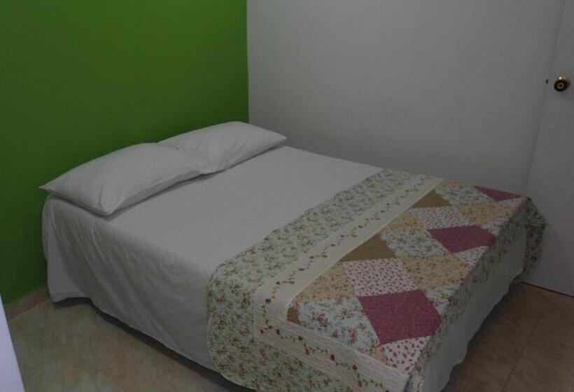 هاستل Roxi S Place