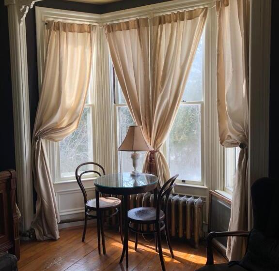 فندق صغير Back Inn Time