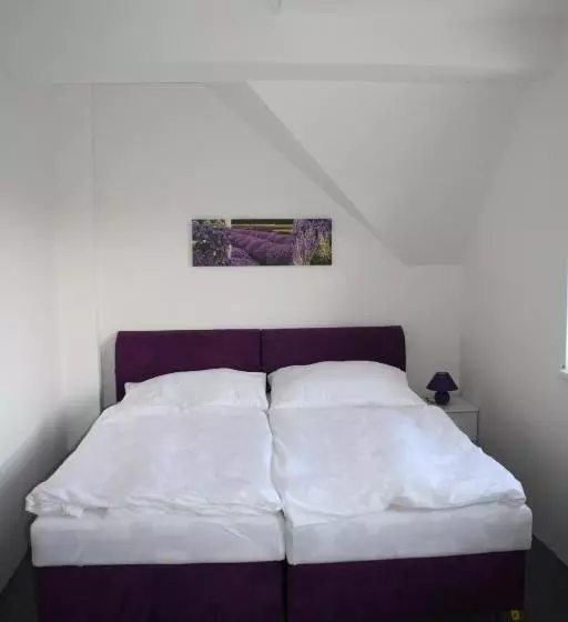 Majatalo Penzion A Restaurace U Strnada