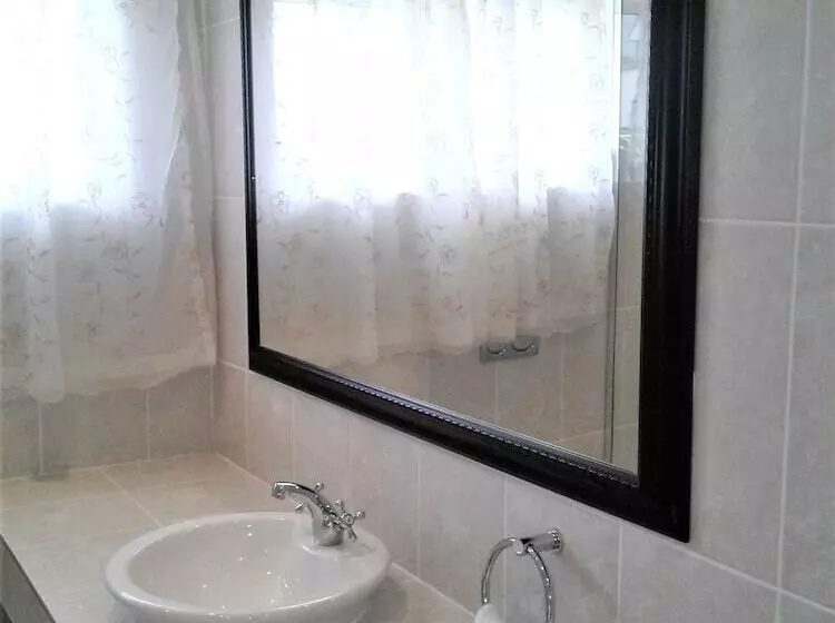 Majatalo Rostalyn Guesthouse
