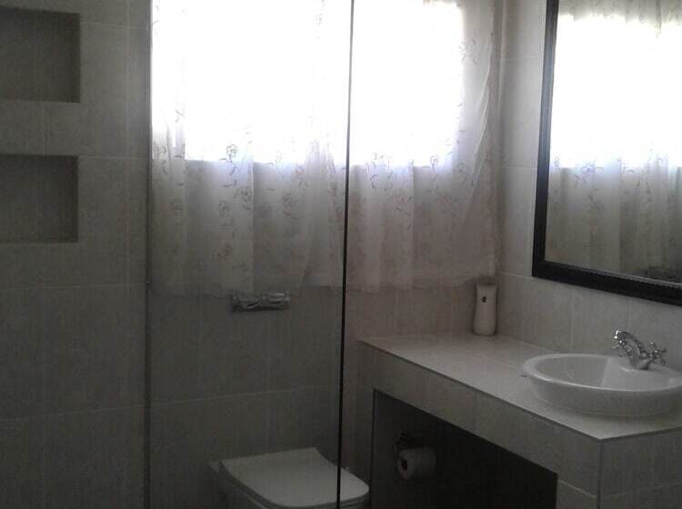 פנסיון Rostalyn Guesthouse