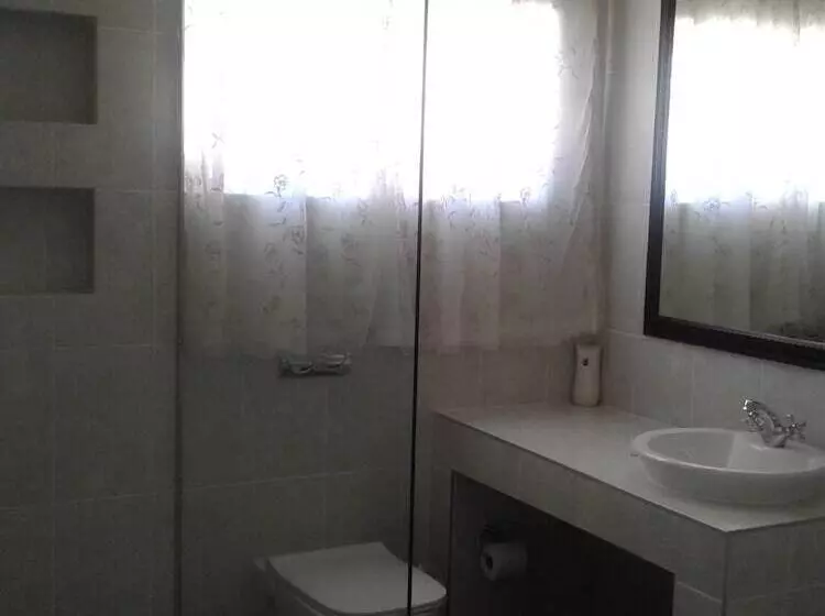 Majatalo Rostalyn Guesthouse