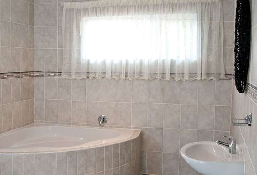 פנסיון Rostalyn Guesthouse