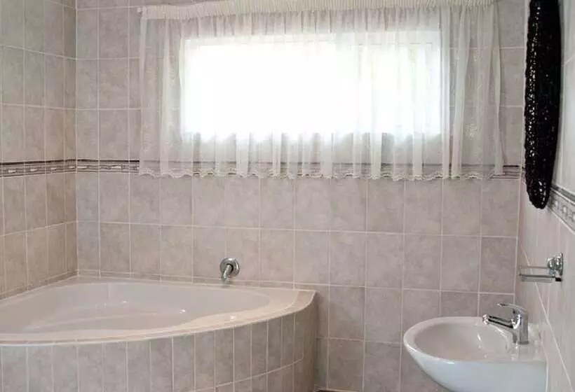 Majatalo Rostalyn Guesthouse