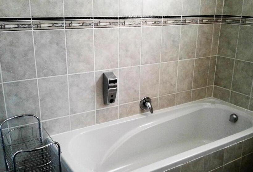 פנסיון Rostalyn Guesthouse