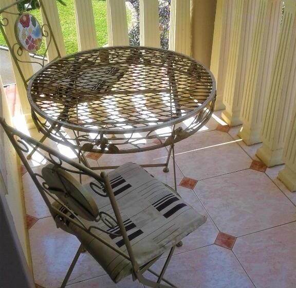 פנסיון Rostalyn Guesthouse