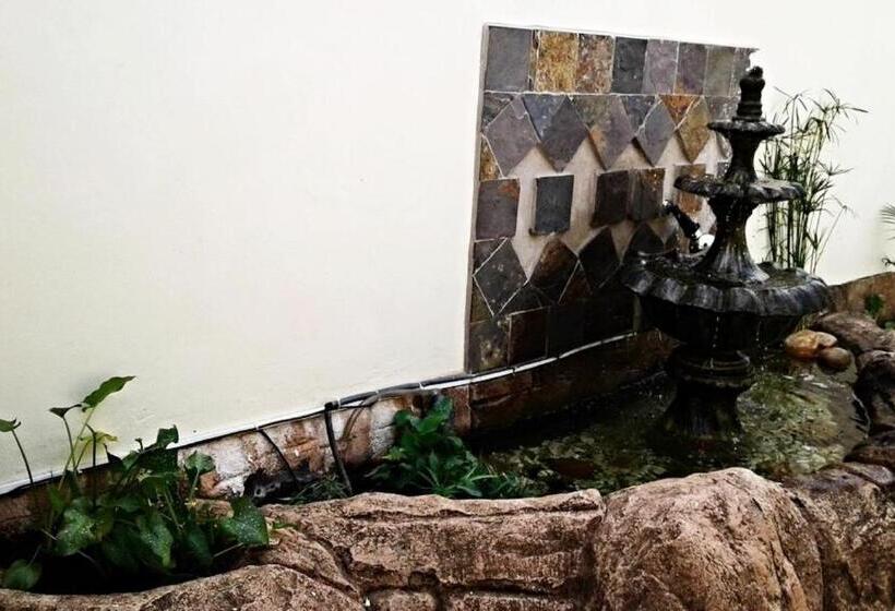 פנסיון Rostalyn Guesthouse