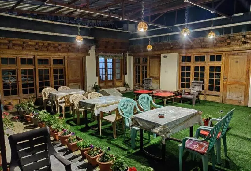 پانسیون Youthok Guest House