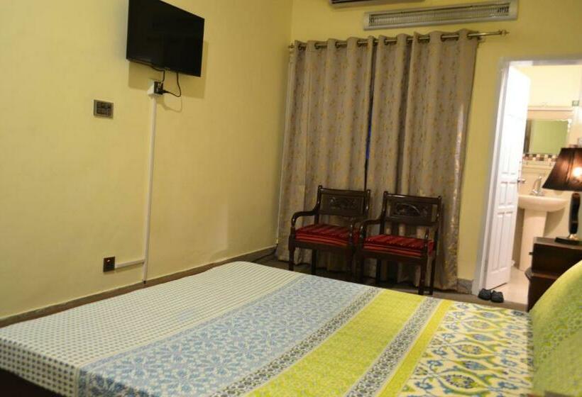 پانسیون West End Lodges