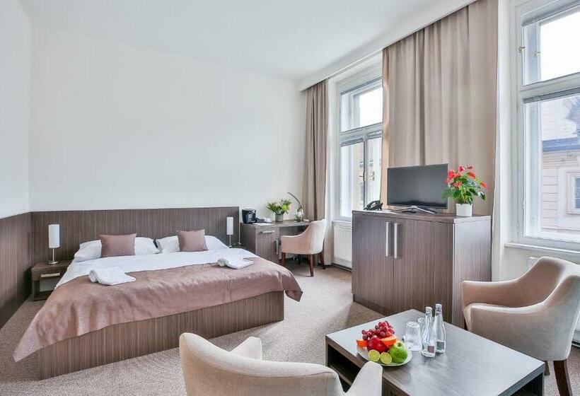 هتل Apartments Embassy By Lh