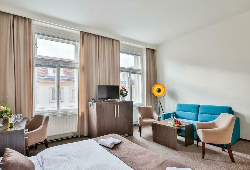 هتل Apartments Embassy By Lh