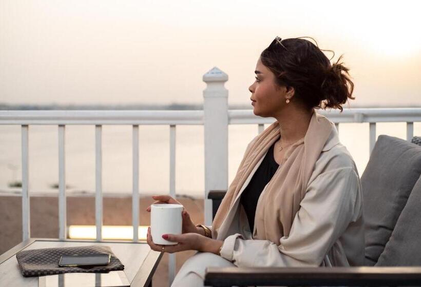 Golden Garden Al Corniche