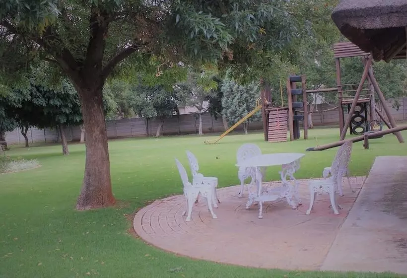 Majatalo The Willow Tree Guesthouse