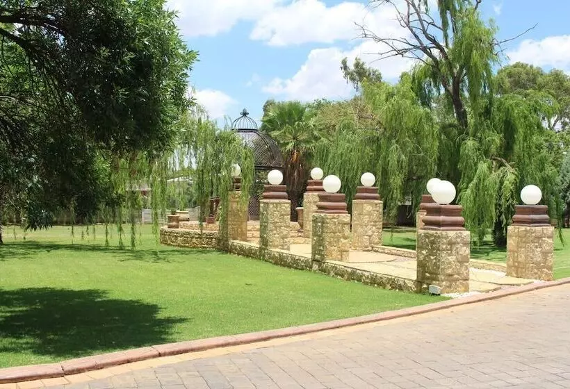 Majatalo The Willow Tree Guesthouse