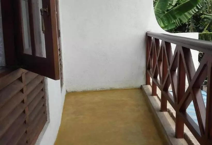 پانسیون Baywatch & Jayaweera House