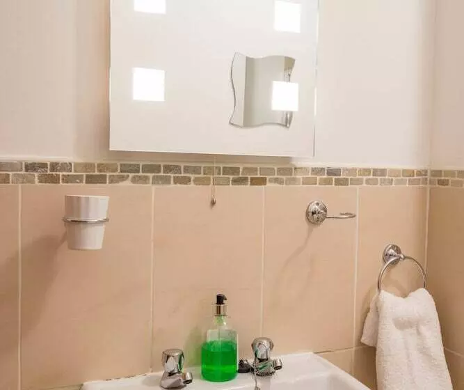 The Courtyard Apartments