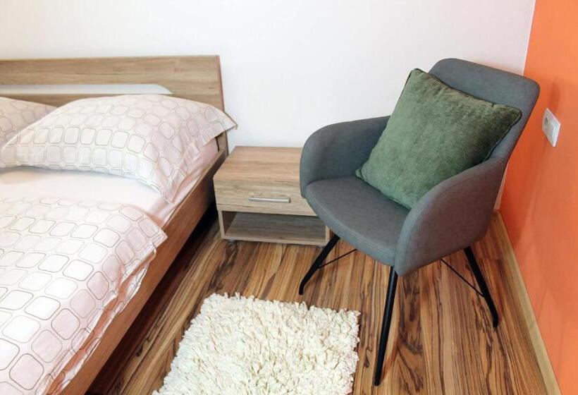 פנסיון Guest House Vila Pod Lesom