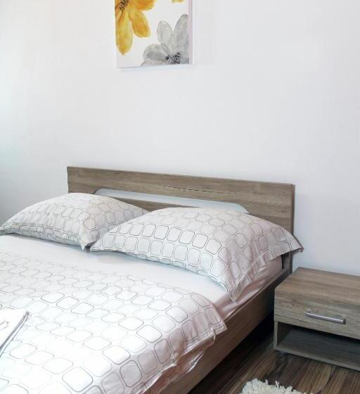 פנסיון Guest House Vila Pod Lesom