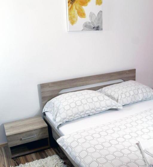 פנסיון Guest House Vila Pod Lesom