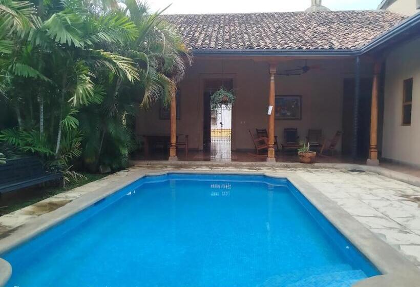 هاستل Backpackers Inn