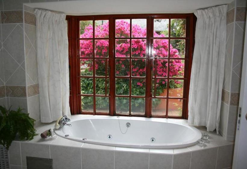 Пансион Thatchings Guest House