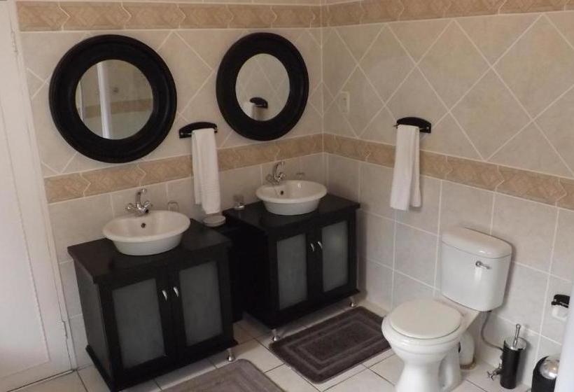 Пансион Thatchings Guest House