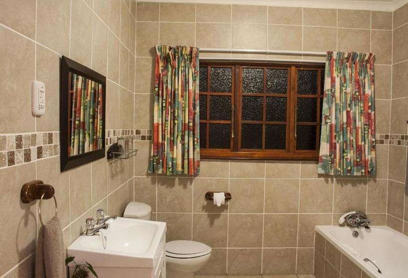 Пансион Thatchings Guest House