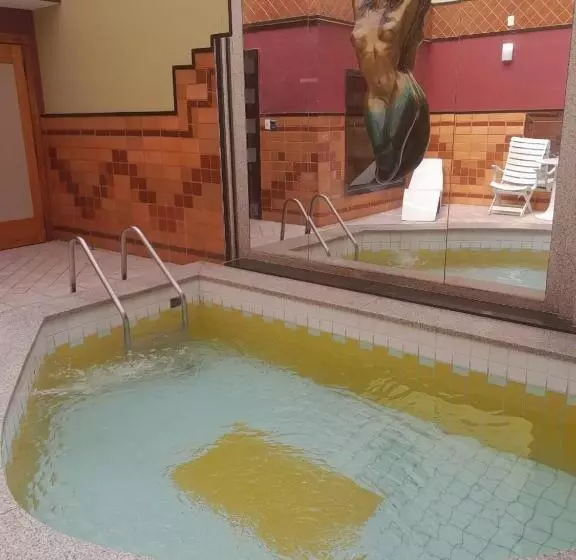 Status Motel   Check In Livre