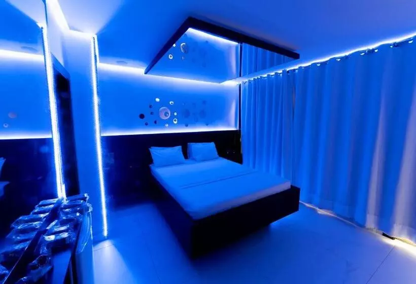 Status Motel   Check In Livre