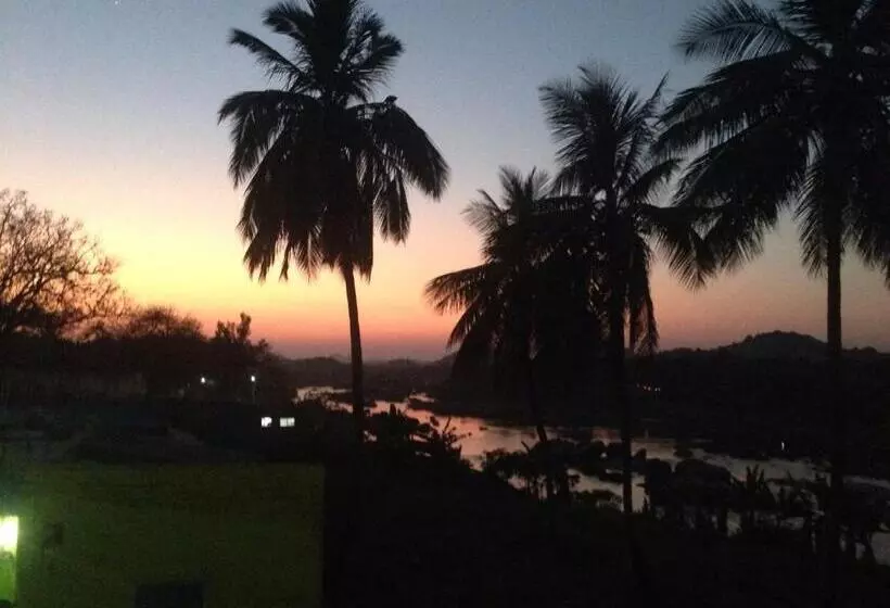 ペンション Archana Guest House River View