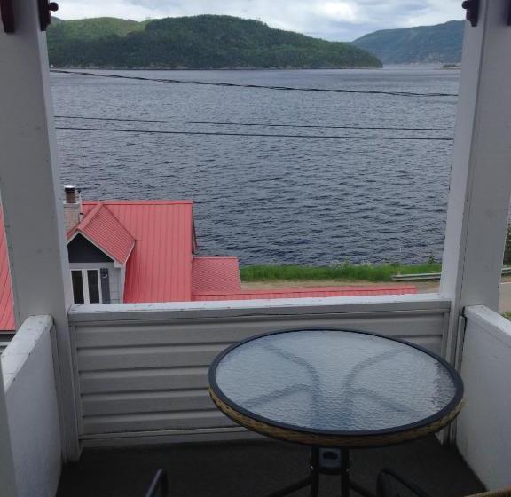 ユースホステル Auberge La Fjordelaise & La Rosalie