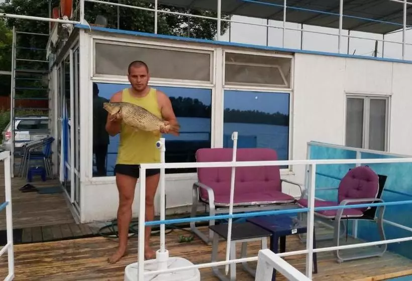 پانسیون Delta Pontoon