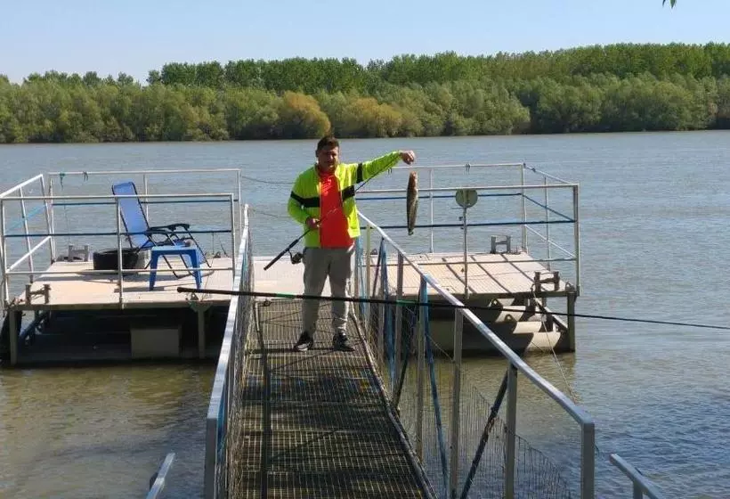 پانسیون Delta Pontoon