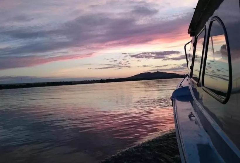 پانسیون Delta Pontoon